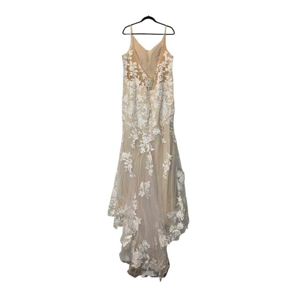 Wedding dress New without Tags No brand
Lace with sheath V-neck. Gorgeous! - Picture 2 of 10